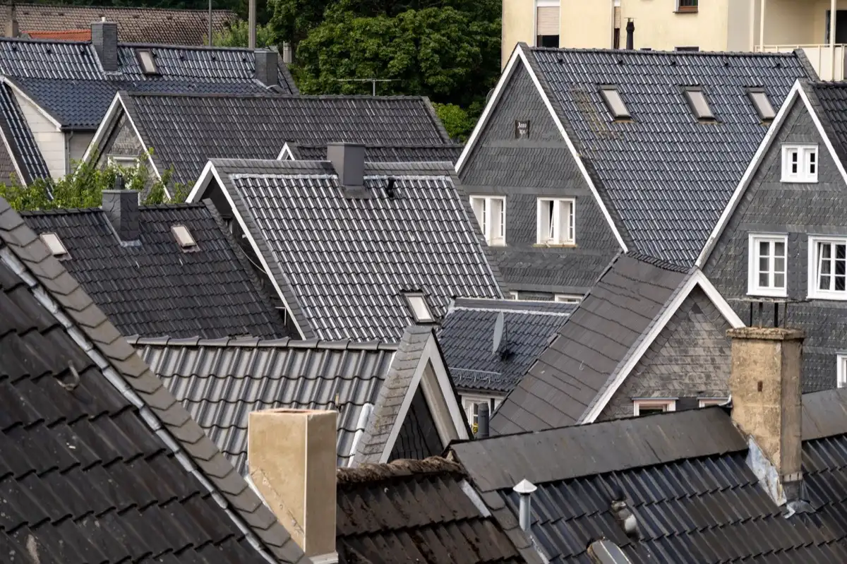 Steep roof eaves and gutter lines on houses in Everett, WA